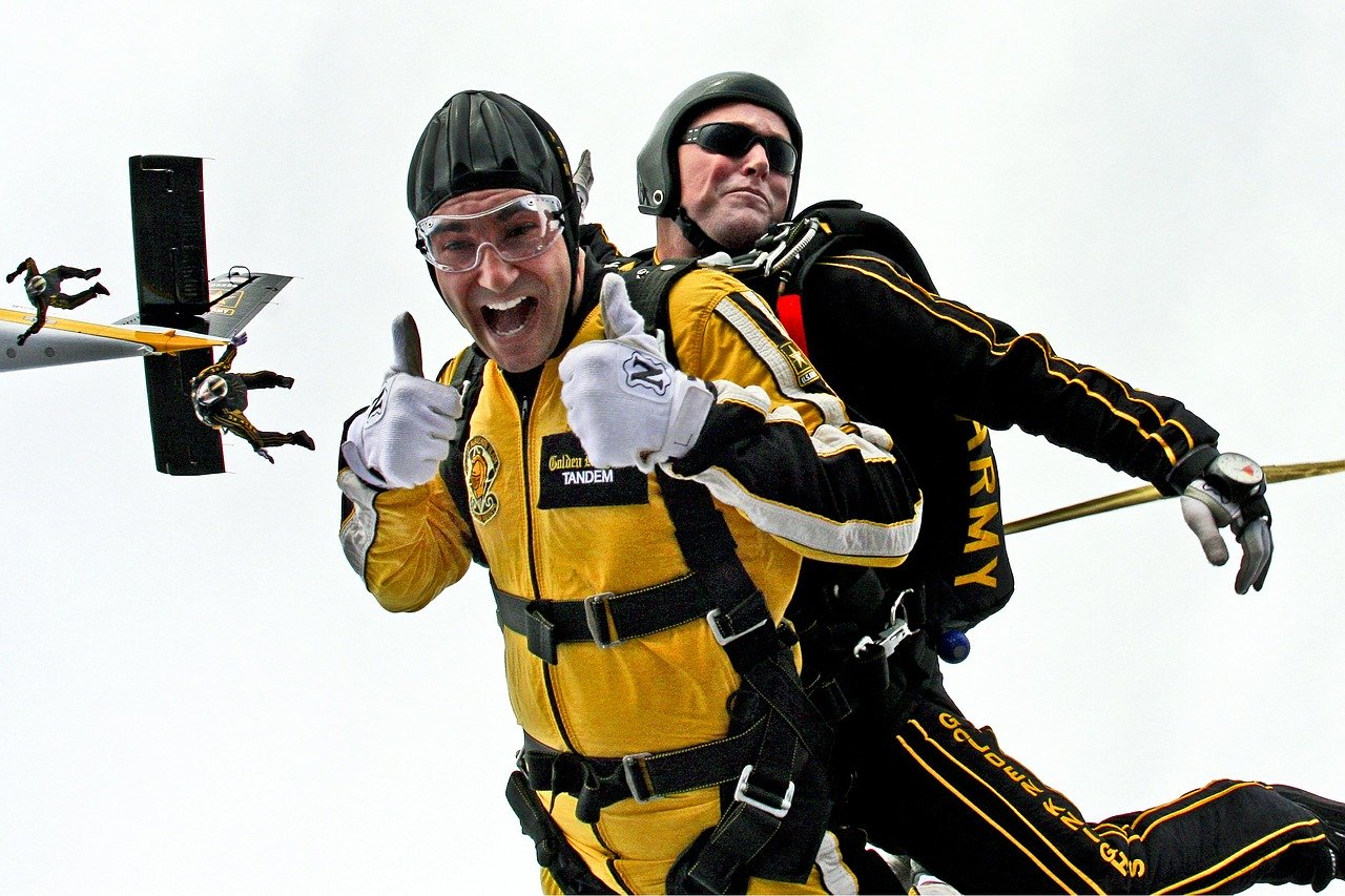 tandem skydivers, skydivers, teamwork